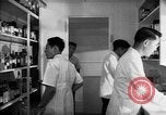 Immagine di Giapponese centro di internamento farmacia ospedaliera Santa Anita California USA, 1942, secondo 4 filmato di repertorio 65675046932
