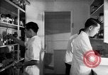 Immagine di Giapponese centro di internamento farmacia ospedaliera Santa Anita California USA, 1942, secondo 5 filmato di repertorio 65675046932