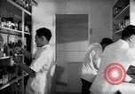 Immagine di Giapponese centro di internamento farmacia ospedaliera Santa Anita California USA, 1942, secondo 7 filmato di repertorio 65675046932