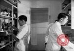 Immagine di Giapponese centro di internamento farmacia ospedaliera Santa Anita California USA, 1942, secondo 11 filmato di repertorio 65675046932