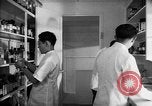 Immagine di Giapponese centro di internamento farmacia ospedaliera Santa Anita California USA, 1942, secondo 12 filmato di repertorio 65675046932