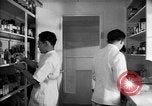 Immagine di Giapponese centro di internamento farmacia ospedaliera Santa Anita California USA, 1942, secondo 13 filmato di repertorio 65675046932