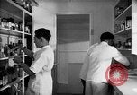 Immagine di Giapponese centro di internamento farmacia ospedaliera Santa Anita California USA, 1942, secondo 14 filmato di repertorio 65675046932