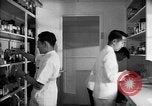 Immagine di Giapponese centro di internamento farmacia ospedaliera Santa Anita California USA, 1942, secondo 15 filmato di repertorio 65675046932