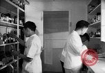 Immagine di Giapponese centro di internamento farmacia ospedaliera Santa Anita California USA, 1942, secondo 16 filmato di repertorio 65675046932