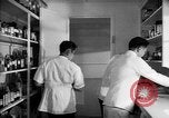 Immagine di Giapponese centro di internamento farmacia ospedaliera Santa Anita California USA, 1942, secondo 17 filmato di repertorio 65675046932