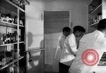 Immagine di Giapponese centro di internamento farmacia ospedaliera Santa Anita California USA, 1942, secondo 21 filmato di repertorio 65675046932