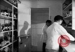 Immagine di Giapponese centro di internamento farmacia ospedaliera Santa Anita California USA, 1942, secondo 24 filmato di repertorio 65675046932
