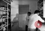Immagine di Giapponese centro di internamento farmacia ospedaliera Santa Anita California USA, 1942, secondo 25 filmato di repertorio 65675046932