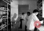 Immagine di Giapponese centro di internamento farmacia ospedaliera Santa Anita California USA, 1942, secondo 27 filmato di repertorio 65675046932
