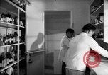 Immagine di Giapponese centro di internamento farmacia ospedaliera Santa Anita California USA, 1942, secondo 28 filmato di repertorio 65675046932