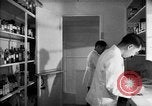 Immagine di Giapponese centro di internamento farmacia ospedaliera Santa Anita California USA, 1942, secondo 29 filmato di repertorio 65675046932
