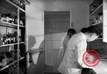 Immagine di Giapponese centro di internamento farmacia ospedaliera Santa Anita California USA, 1942, secondo 30 filmato di repertorio 65675046932