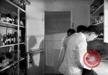 Immagine di Giapponese centro di internamento farmacia ospedaliera Santa Anita California USA, 1942, secondo 31 filmato di repertorio 65675046932