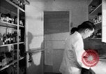 Immagine di Giapponese centro di internamento farmacia ospedaliera Santa Anita California USA, 1942, secondo 33 filmato di repertorio 65675046932