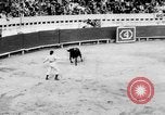 Standbild Stierkampf Kolumbien, 1956, aus Sekunde 37 historischem Filmmaterial Videoclip 65675046959