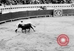 Standbild Stierkampf Kolumbien, 1956, aus Sekunde 38 historischem Filmmaterial Videoclip 65675046959