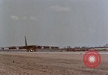 Standbild b-52 Stratofortress Bomber Ankunft am U-Tapao Air Base Thailand, 1967, aus Sekunde 19 historischem Filmmaterial Videoclip 65675047098