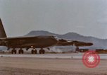 Standbild b-52 Stratofortress Bomber Ankunft am U-Tapao Air Base Thailand, 1967, aus Sekunde 26 historischem Filmmaterial Videoclip 65675047098