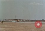 Standbild b-52 Stratofortress Bomber Ankunft am U-Tapao Air Base Thailand, 1967, aus Sekunde 51 historischem Filmmaterial Videoclip 65675047098