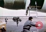 Standbild Strategic Air Command B-47 Bomber Besatzungen reagieren auf eine Warnung Nebraska United States USA, 1960, aus Sekunde 31 historischem Filmmaterial Videoclip 65675047105