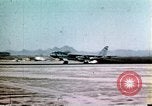 Standbild Strategic Air Command B-47 Bomber Besatzungen reagieren auf eine Warnung Nebraska United States USA, 1960, aus Sekunde 45 historischem Filmmaterial Videoclip 65675047105