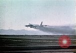 Standbild Strategic Air Command B-47 Bomber Besatzungen reagieren auf eine Warnung Nebraska United States USA, 1960, aus Sekunde 51 historischem Filmmaterial Videoclip 65675047105