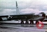 Standbild Strategic Air Command B-47 Bomber Besatzungen reagieren auf eine Warnung Nebraska United States USA, 1960, aus Sekunde 54 historischem Filmmaterial Videoclip 65675047105