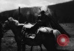 Standbild Einheimische Nomaden der Altai Berge Zentralasien, 1944, aus Sekunde 10 historischem Filmmaterial Videoclip 65675047134