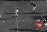Standbild NFL Riesen versus Bären in 1963 Chicago Illinois USA, 1963, aus Sekunde 29 historischem Filmmaterial Videoclip 65675047251