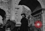 Standbild Verkehrspolizisten Rom Italien, 1934, aus Sekunde 15 historischem Filmmaterial Videoclip 65675047262
