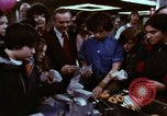 Standbild Franchise System Übereinkommen New York City USA, 1974, aus Sekunde 24 historischem Filmmaterial Videoclip 65675047266