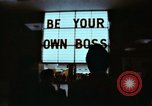 Standbild Franchise System Übereinkommen New York City USA, 1974, aus Sekunde 35 historischem Filmmaterial Videoclip 65675047266