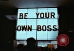 Standbild Franchise System Übereinkommen New York City USA, 1974, aus Sekunde 36 historischem Filmmaterial Videoclip 65675047266