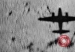 Standbild blinde Bombardierung United States USA, 1945, aus Sekunde 55 historischem Filmmaterial Videoclip 65675047379