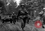 Standbild Amerikanische Infanterie im Zweiten Weltkrieg europäische Theater, 1944, aus Sekunde 18 historischem Filmmaterial Videoclip 65675047390