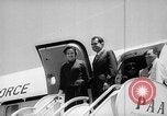 Standbild Vice President Richard Nixon und Frau Pat Nixon Caracas Venezuela, 1958, aus Sekunde 3 historischem Filmmaterial Videoclip 65675047398
