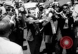 Standbild Vice President Richard Nixon und Frau Pat Nixon Caracas Venezuela, 1958, aus Sekunde 4 historischem Filmmaterial Videoclip 65675047398