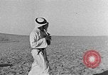 Image berger arabe joue instrument Palestine, 1941, de la seconde 33 séquences d'archives historiques vidéo 65675047419