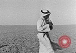 Image berger arabe joue instrument Palestine, 1941, de la seconde 34 séquences d'archives historiques vidéo 65675047419