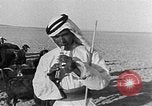 Image berger arabe joue instrument Palestine, 1941, de la seconde 46 séquences d'archives historiques vidéo 65675047419