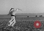 Image berger arabe joue instrument Palestine, 1941, de la seconde 56 séquences d'archives historiques vidéo 65675047419