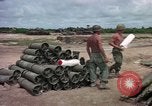 Standbild M-110 SP 8-Zoll howitzer Cu Chi Vietnam, 1967, aus Sekunde 18 historischem Filmmaterial Videoclip 65675047442