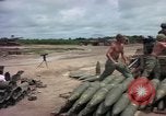 Standbild M-110 SP 8-Zoll howitzer Cu Chi Vietnam, 1967, aus Sekunde 21 historischem Filmmaterial Videoclip 65675047442