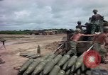 Standbild M-110 SP 8-Zoll howitzer Cu Chi Vietnam, 1967, aus Sekunde 22 historischem Filmmaterial Videoclip 65675047442