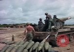Standbild M-110 SP 8-Zoll howitzer Cu Chi Vietnam, 1967, aus Sekunde 23 historischem Filmmaterial Videoclip 65675047442
