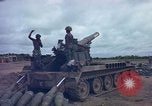 Standbild M-110 SP 8-Zoll howitzer Cu Chi Vietnam, 1967, aus Sekunde 33 historischem Filmmaterial Videoclip 65675047442