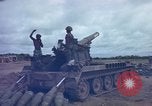 Standbild M-110 SP 8-Zoll howitzer Cu Chi Vietnam, 1967, aus Sekunde 35 historischem Filmmaterial Videoclip 65675047442