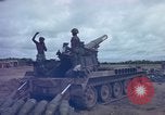 Standbild M-110 SP 8-Zoll howitzer Cu Chi Vietnam, 1967, aus Sekunde 36 historischem Filmmaterial Videoclip 65675047442