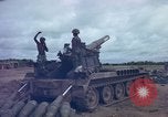 Standbild M-110 SP 8-Zoll howitzer Cu Chi Vietnam, 1967, aus Sekunde 40 historischem Filmmaterial Videoclip 65675047442